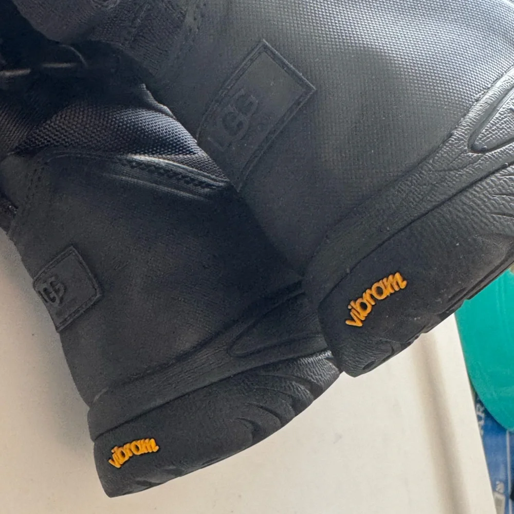 Men’s UGG Tahoe Boots Size 8.5 STYLE: 1107469-BLK